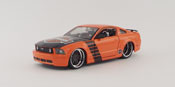 Ford Mustang GT 2006-H-D Custom, scale 1:24 in Orange by Maisto, diecast scale model car