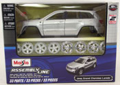 Jeep Grand Cherokee Laredo, Assembly Kit, scale 1:24 in Silver by Maisto, diecast scale model car assembly kit