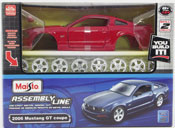 Ford Mustang GT Coupe 2006-Assembly Kit, scale 1:24 in Red by Maisto, diecast scale model car Assembly kit