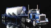 Peterbilt Model 379 with Pneumatic Dry Bulk Trailer, scale 1:32 in Blue-White by NewRay, diecast miniature scale model truck.